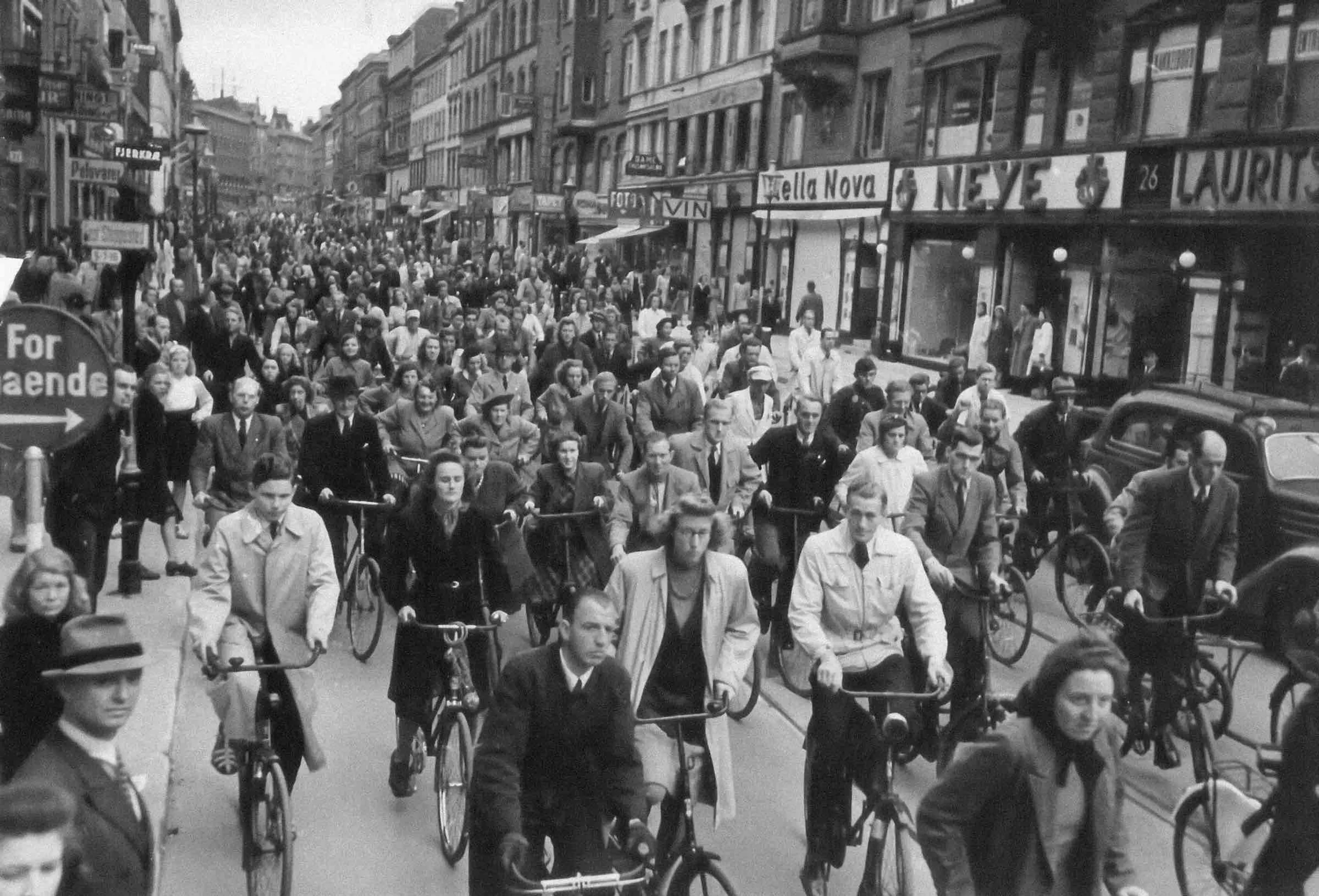 Cyclists at Nørrebrogade in Copenhagen (1940-45)